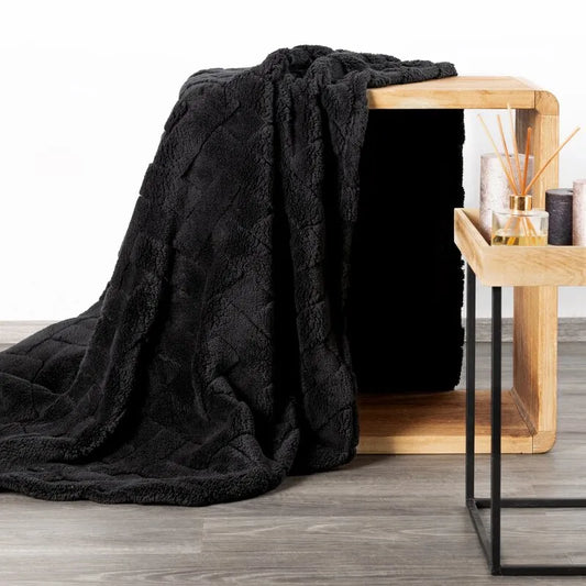 EUROFIRANY „Caro“ juodas mikropluošto pledas–lovatiesė 170 × 210 cm, D91
