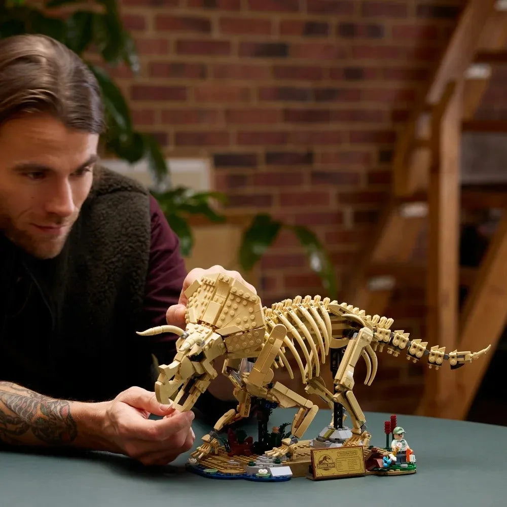 LEGO 77985 Jurassic World. Dinozaurų skeletai: triceratopsas