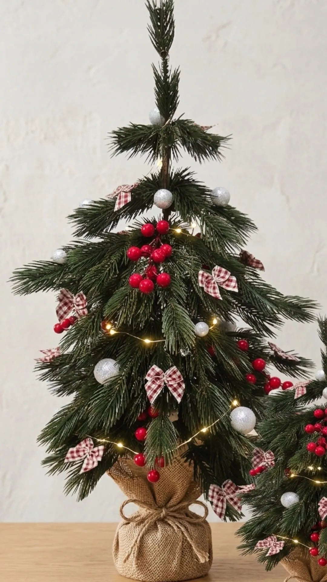 Maža dirbtinė eglutė LIMBA MINI, 60 cm, 100 % PE 3D, vazone su džiuto dekoru